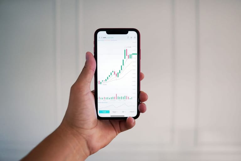 Chain +Lab Flomax: une application financière ouverte sur un smartphone