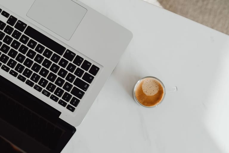 Stream Exelon Hub: un poste de travail avec un café et un portable