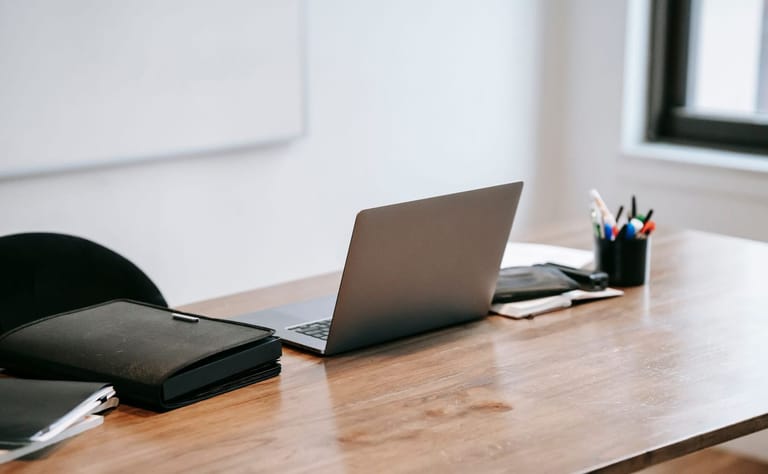 Swap Chenix 0.2: un ordinateur portable ouvert sur un bureau