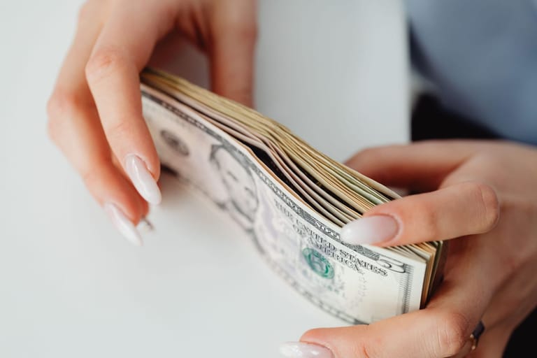 Swap Kionex +600: des billets posés sur la table
